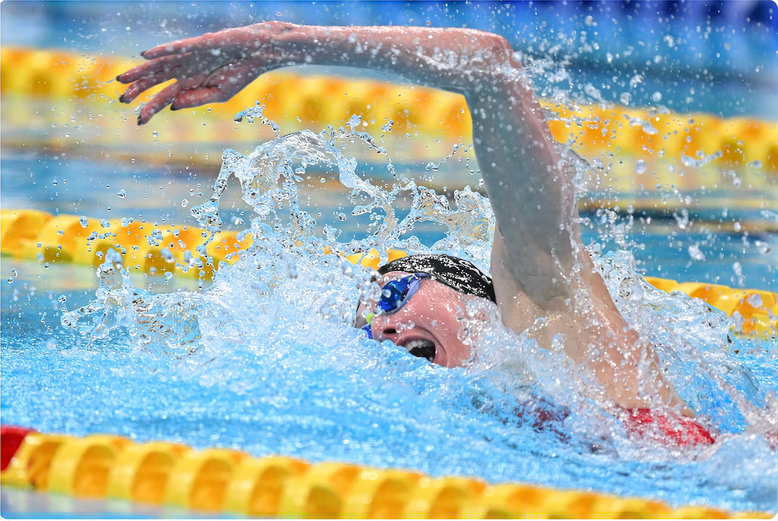 Taylor Ruck racing freestyle, breathing through the splash